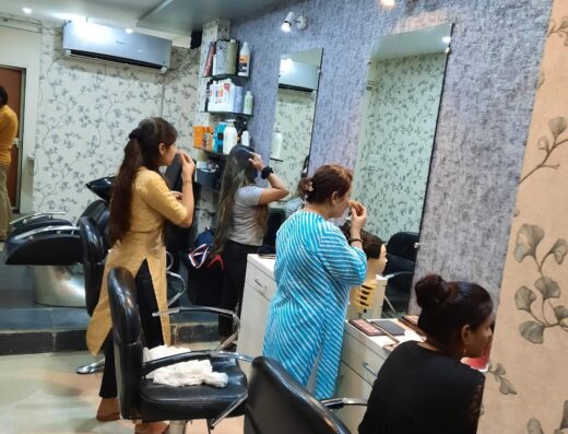Seema’s Aakkriti Beauty Academy & Salon